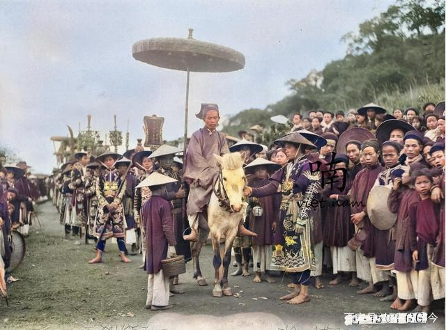 越南阮朝士大夫上色老照片:学儒家经典中举穿汉服,享受荣华富贵