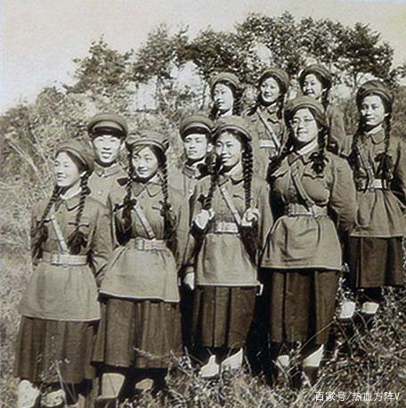 1953年刚换上正规演出服的中国人民志愿军某军文工团员.